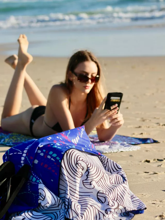 Tribaltowels by Sunzi 
#compact #lightweight #colorful #microfibertowel #australia #australianart 
Get yours ready for the beach bag 
Modelled by @jasmineristevski